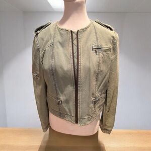 ALICE & OLIVIA FITTED ZIP CROP JACKET IN LIGHT INDIGO BLUE WASH